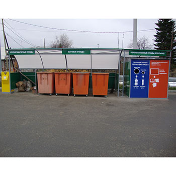 Мини-комплекс и контейнерная площадка с ограждением и металлическими контейнерами на колесах
