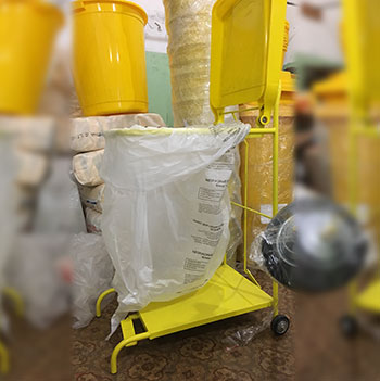 Тележка-стойка для транспортировки медицинских отходов с помощью пакетов