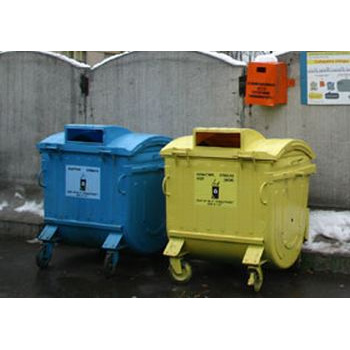 Окрашенный евроконтейнер с крышками под раздельный сбор мусора (пластик, бумага, стекло)