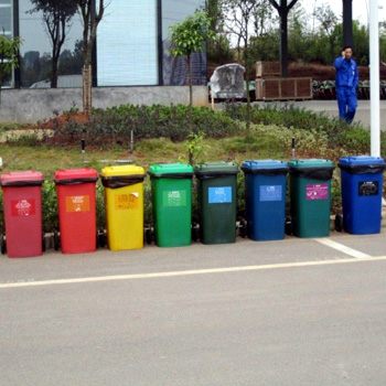 Пластиковые контейнеры для раздельного сбора мусора